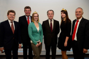 Georg Rosenthal, Harald Schneider, Franz Müntefering und Franz Wolf mit den Weinköniginnen aus der Region